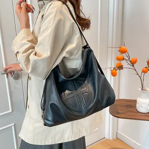 Grand sac cabas noir en cuir avec logo embossé et large bandoulière réglable