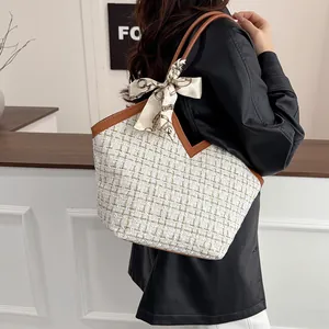 Grand sac cabas en tweed avec garniture en cuir marron et foulard en soie décoratif