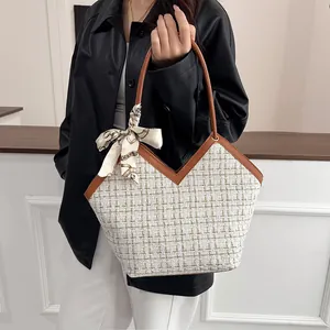 Sac fourre-tout en tweed blanc avec garniture en cuir marron et détail de foulard en soie