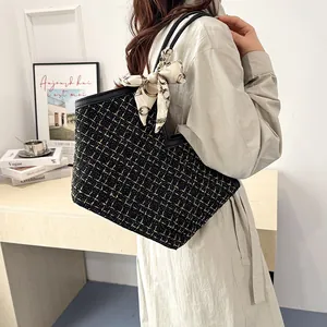 Grand sac cabas en tweed noir et doré avec foulard en soie élégant et anses longues