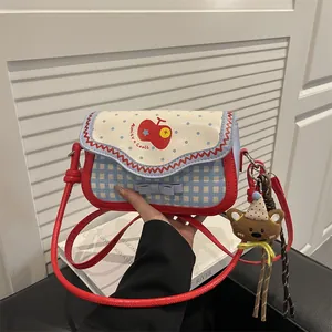 Damen Japanische Süße Karierte PU-Leder Umhängetasche Mit Pelzigem Bärenanhänger Schleife Kontrastfarbe Klappe Quadratische Tasche