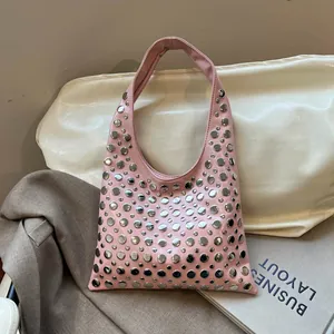 Sac d'Épaule en Cuir PU à Rivets Argentés Design de Niche Mode Punk Style de Rue Sac Hobo Bandoulière Femme Quotidien