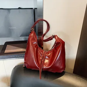 Sac à Épaule Hobo Large en Cuir PU Brillant Vintage pour Femmes Fourre-tout Décontracté Avec Pendentif à Gland Couleur Unie
