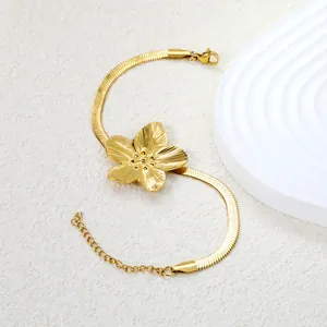 Goldenes Schlangenarmband mit einer strukturierten fünfblättrigen Blume und Karabinerverschluss