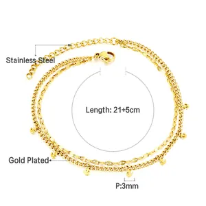 Detail der 18k vergoldeten Edelstahl-Fußkette mit winzigen Ankeranhängern