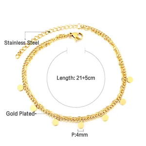 Detail der 18 Karat vergoldeten Edelstahl-Fußkette mit runden Scheiben und Karabinerverschluss