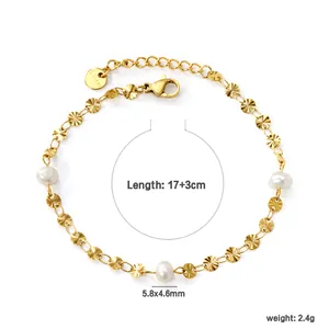 Détail du bracelet en acier inoxydable doré 18k avec perles ovales et fermoir mousqueton