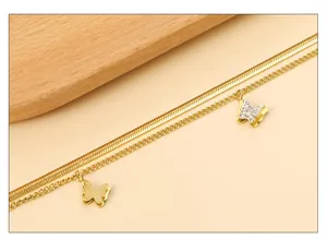 Detail der 18k vergoldeten geschichteten Fußkette mit Schmetterlingsanhängern und Kette