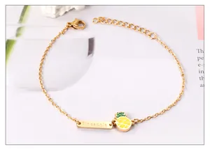 Détail du bracelet ananas plaqué or 18k avec plaque gravée et fermoir mousqueton réglable