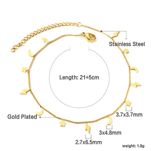 Detailansicht der 18 Karat vergoldeten Edelstahl-Fußkette mit Mond-, Stern- und Blitzanhängern
