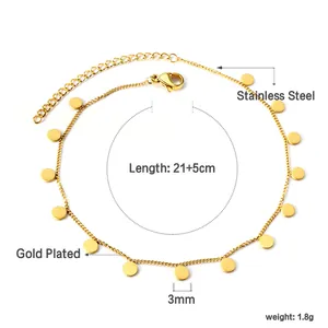 Nahaufnahme der 18k vergoldeten Edelstahl-Fußkette mit 3mm runden Anhängern und Verstellkette
