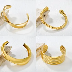 Juego de cuatro brazaletes dorados de acero inoxidable con acabados martillados y pulidos