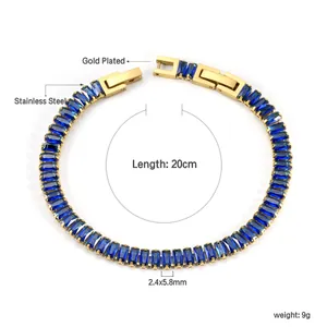 Detalle de pulsera tenis bañada en oro con cristales baguette azules y largo de 20cm