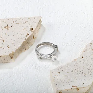 Bague moderne en argent avec pierre ronde et détails en X sur les côtés