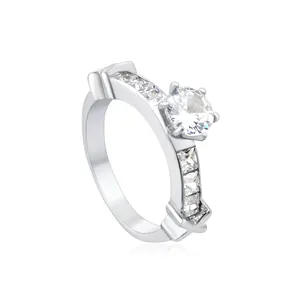 Vue macro d'une bague en argent avec zircone ronde à six griffes et accents carrés