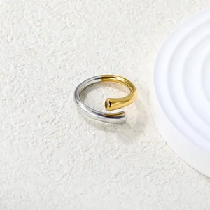 Geometrischer, 18k vergoldeter Edelstahlring mit Bicolor-Design und polierter Oberfläche