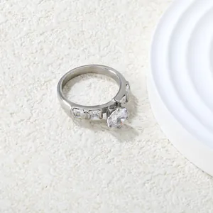 Bague élégante en argent avec solitaire rond et pierres baguettes sur fond texturé