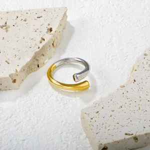 Details des minimalistischen zweifarbigen 18k vergoldeten Rings auf strukturiertem Stein