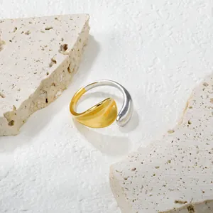 Minimalistischer zweifarbiger Ring aus Edelstahl in flüssiger Form für Damen