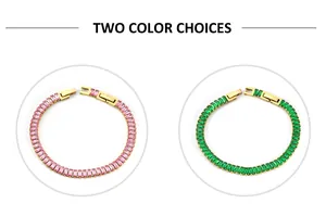 Detalle de pulseras tennis bañadas en oro de 18k con cristales talla baguette rosa y verde