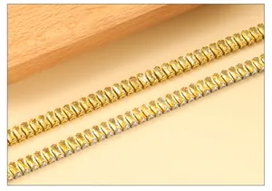 Primer plano de pulseras tennis bañadas en oro de 18k con circonitas amarillas talla baguette