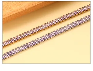 Detalle de pulseras tennis en oro de 18k y plata con cristales púrpuras talla esmeralda