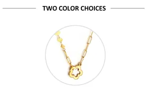 Détail du pendentif fleur ajouré plaqué or 18k sur une chaîne en métal irrégulière