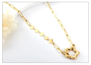 Détail du collier chaîne trombone plaqué or 18 carats avec pendentif fleur évidé