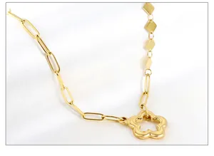 Vue macro du pendentif fleur ajourée plaqué or 18 carats avec chaîne trombone
