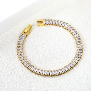 Elegante pulsera tenis bañada en oro de 18k de acero inoxidable con circonitas baguette