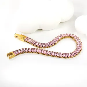 Pulsera tennis bañada en oro de 18k con piedras de circonita rosa rectangulares en fondo blanco