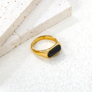 Minimalistischer vergoldeter Edelstahlring mit rechteckigem schwarzem Onyx-Stein
