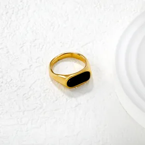 Vintage Siegelring aus Gold mit rechteckigem schwarzem Onyx auf weißem Hintergrund
