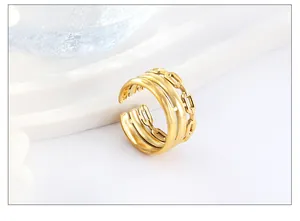 Detail of 18k gold adjustable ring with multi-layer chain texture on stone tray