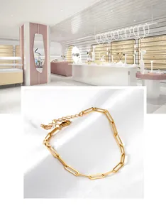 Makroaufnahme einer 18k vergoldeten Büroklammerkette mit Karabinerverschluss und Verlängerung