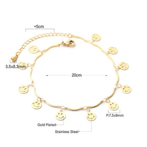 Detail der 18k vergoldeten Edelstahl-Fußkette mit lächelnden Gesichtsanhängern