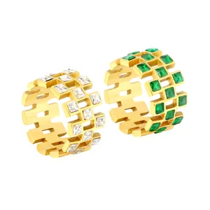 Details von 18k vergoldeten Edelstahlringen mit Zirkonia und grünen Edelsteinen