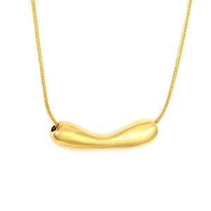 Collier minimaliste en maille serpent dorée avec pendentif haricot évidé irrégulier
