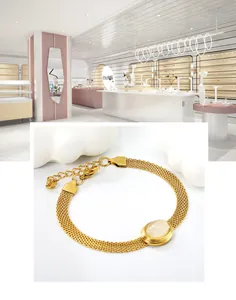 Detail eines 18k vergoldeten Mesh-Armbands mit ovalem Katzenaugenstein und Karabinerverschluss