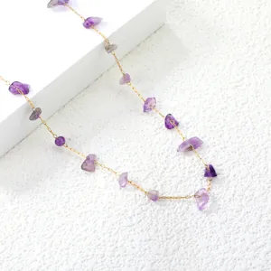 Franse vintage gouden ketting met paarse natuursteen op een witte basis voor vrouwen