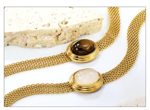 Makro-Detail einer 18k Gold-Netzkette mit ovalen Tigerauge- und Opal-Katzenaugensteinen