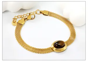 Detail eines 18k vergoldeten Mesh-Armbands mit Tigerauge-Stein und s.steel-Anhänger