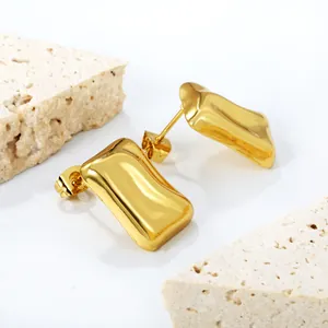 Orecchini a perno in acciaio inossidabile placcato oro 18k con forma rettangolare organica