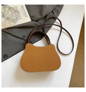 Vue détaillée du sac à main chat kaki avec poignées marron et bandoulière fine
