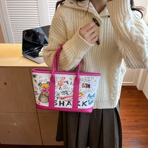 Graffiti-Eimertasche mit rosa Griffen und Bärenmotiven im modernen Lifestyle-Design