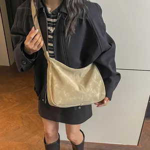 Sac hobo beige minimaliste pour femmes avec texture vintage et design en demi-lune