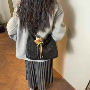 Grand sac hobo noir à bandoulière avec un adorable pendentif en peluche d'ours brun