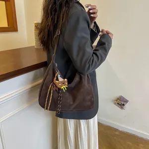 Sac hobo en daim marron pour femme avec charm ours mignon et bandoulière tissée chic