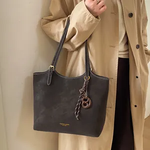Sac cabas vintage minimaliste en cuir marron foncé avec surpiqûres blanches et charme bretzel