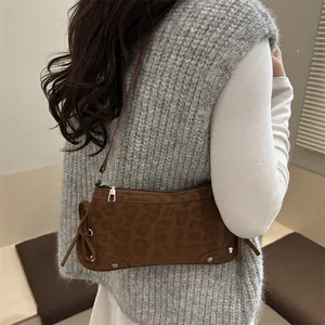 Sac à épaule vintage imprimé léopard avec nœud et clous argentés pour femme